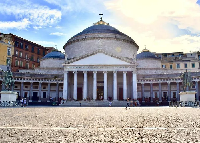 Grande & Caratteristico Dietro La Cattedrale Nápoles, Italia