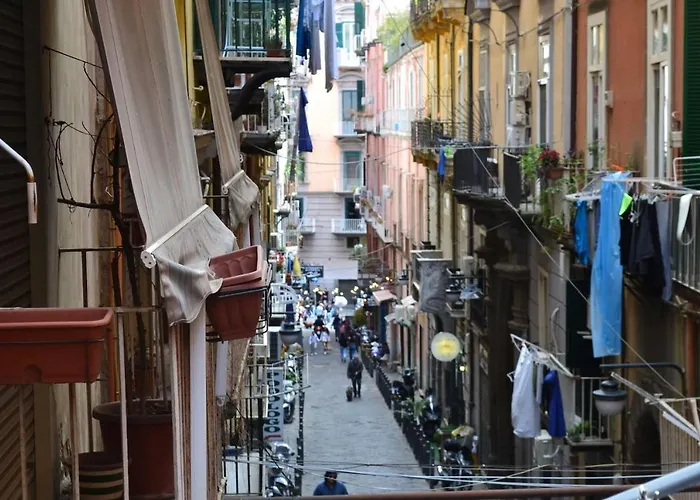 TRAVERSA TOLEDO, Intero Appartamento al Plebiscito Napoli, Italia