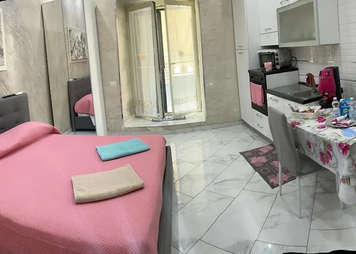 Casa sul muretto Napoli, Italia