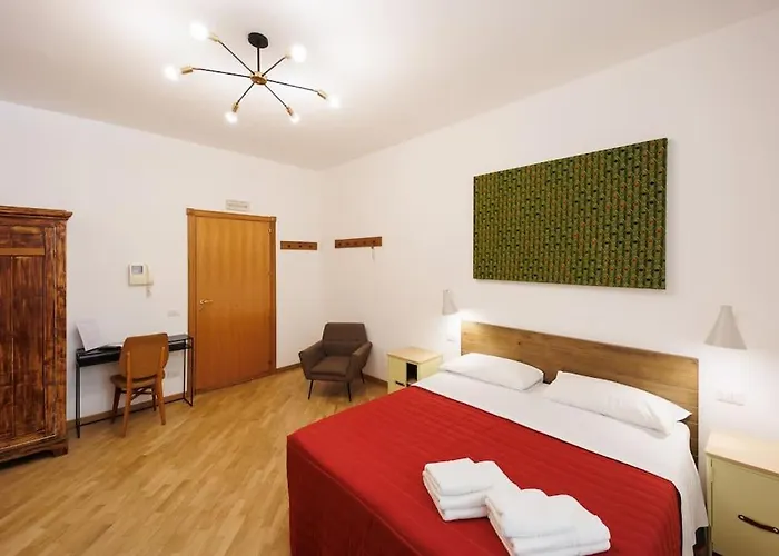 Dante 2 Rooms Apartment Super Central next metro By HouseinNapoli, Italia