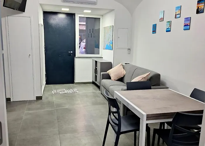 Savoia 215 - Azzurra Guest House - Napoli, Włochy