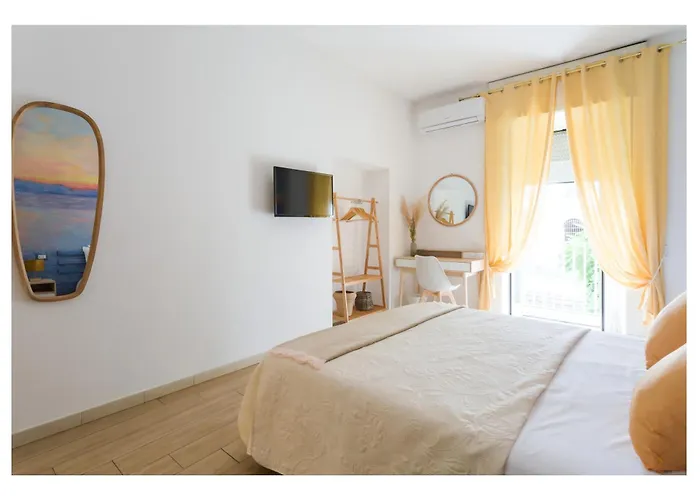Large Family Apartment Historic Center Naples I Colori Del Golfo, Italia