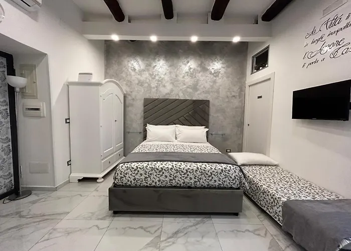 Villa Casa Tolentino al centro di Napoli, Italia