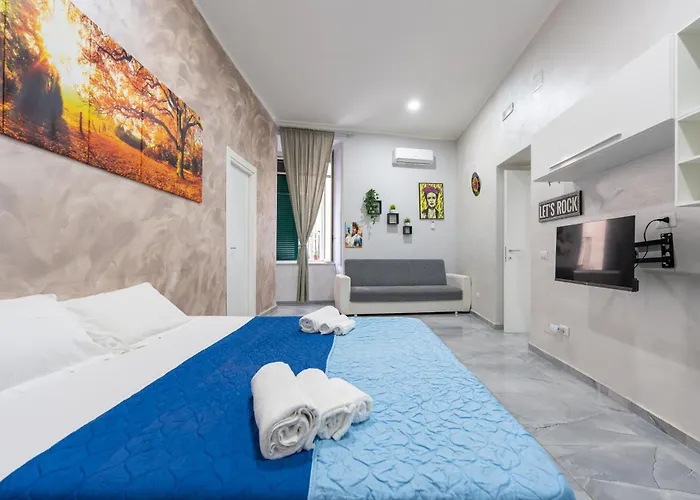 Evans Housee Napoli, Italia