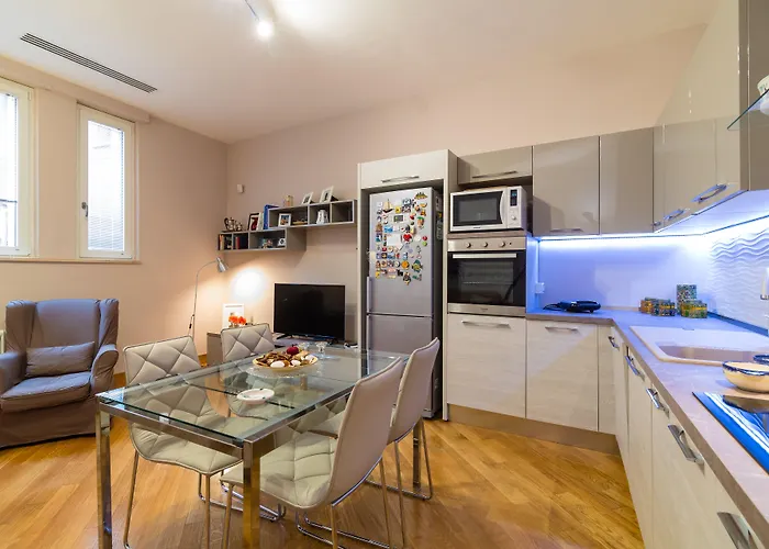 Elegant Flat At Municipio By Napoliapartments, Italia