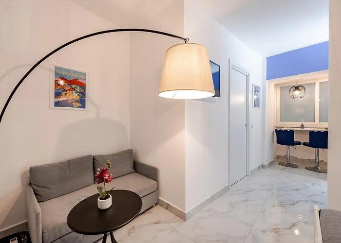 Nalusa Riviera - al centro di chiaia Napoli, Italia