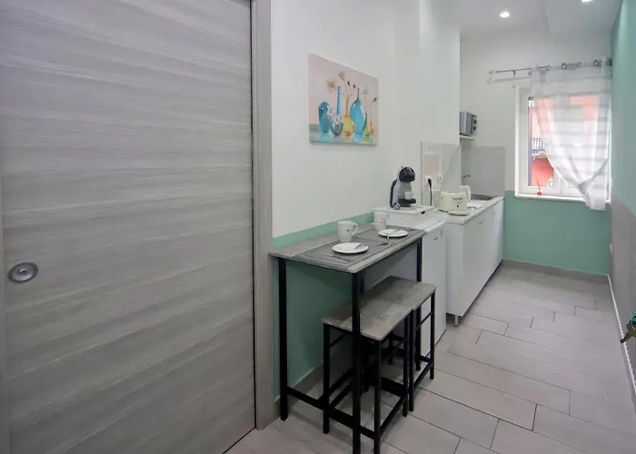 Dimora di Antonietta Room - near Train Station&Wi-Fi Napoli, Italia
