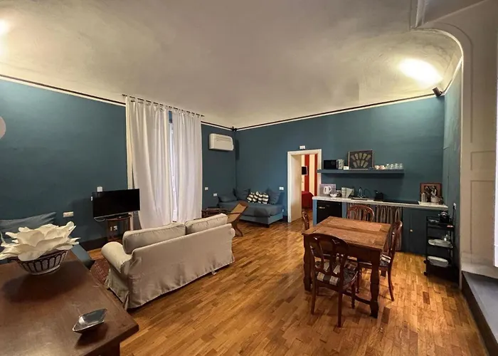 Rosso Napoli Suites, Italia