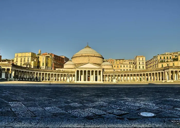 Villa Plebiscito Street Napoli, Italia